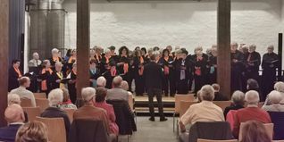 Alle Sänger beim Finale mit Chorleiter Hartmut Becker am Flügel und Chorleiter Clemens König beim Dirigieren. Bild: Liederkranz Darmsheim